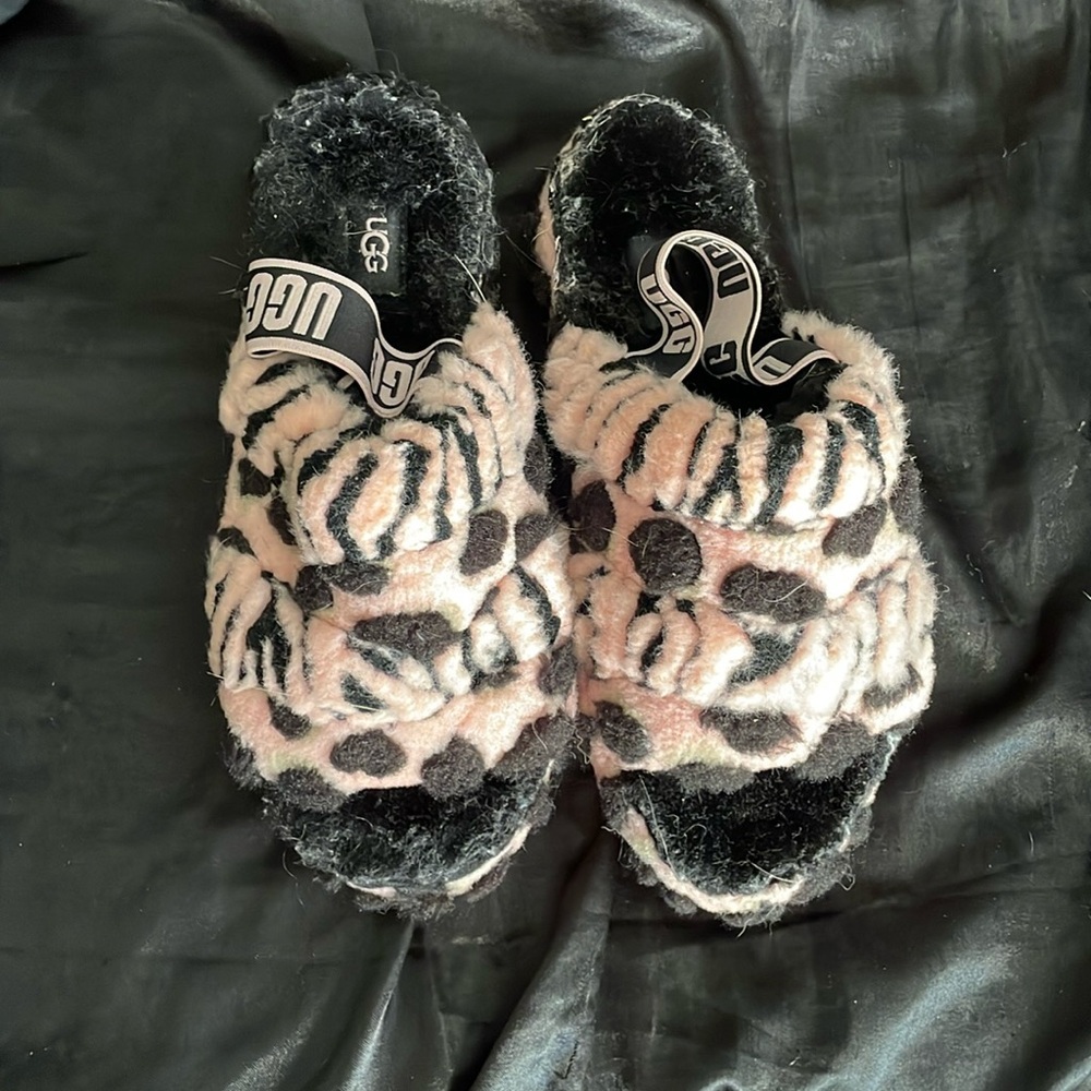 ugg slides, light pink and black